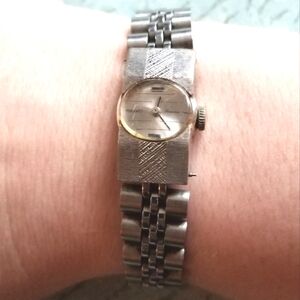 Vintage ladies Seiko "rainbow" wristwatch silver tone wrist watch analog